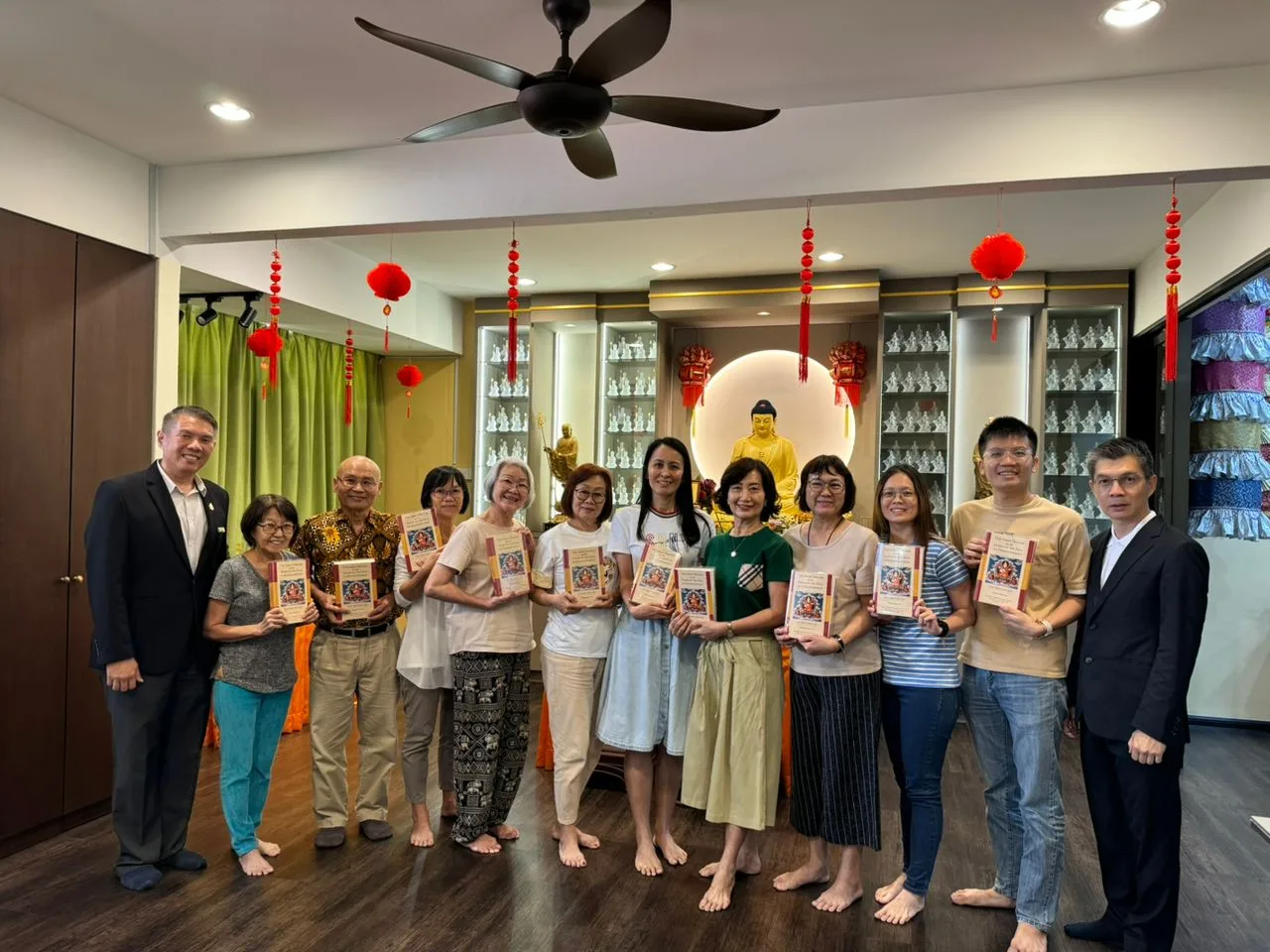 双语班学员在槟城课室手持中英对照讲本合影
