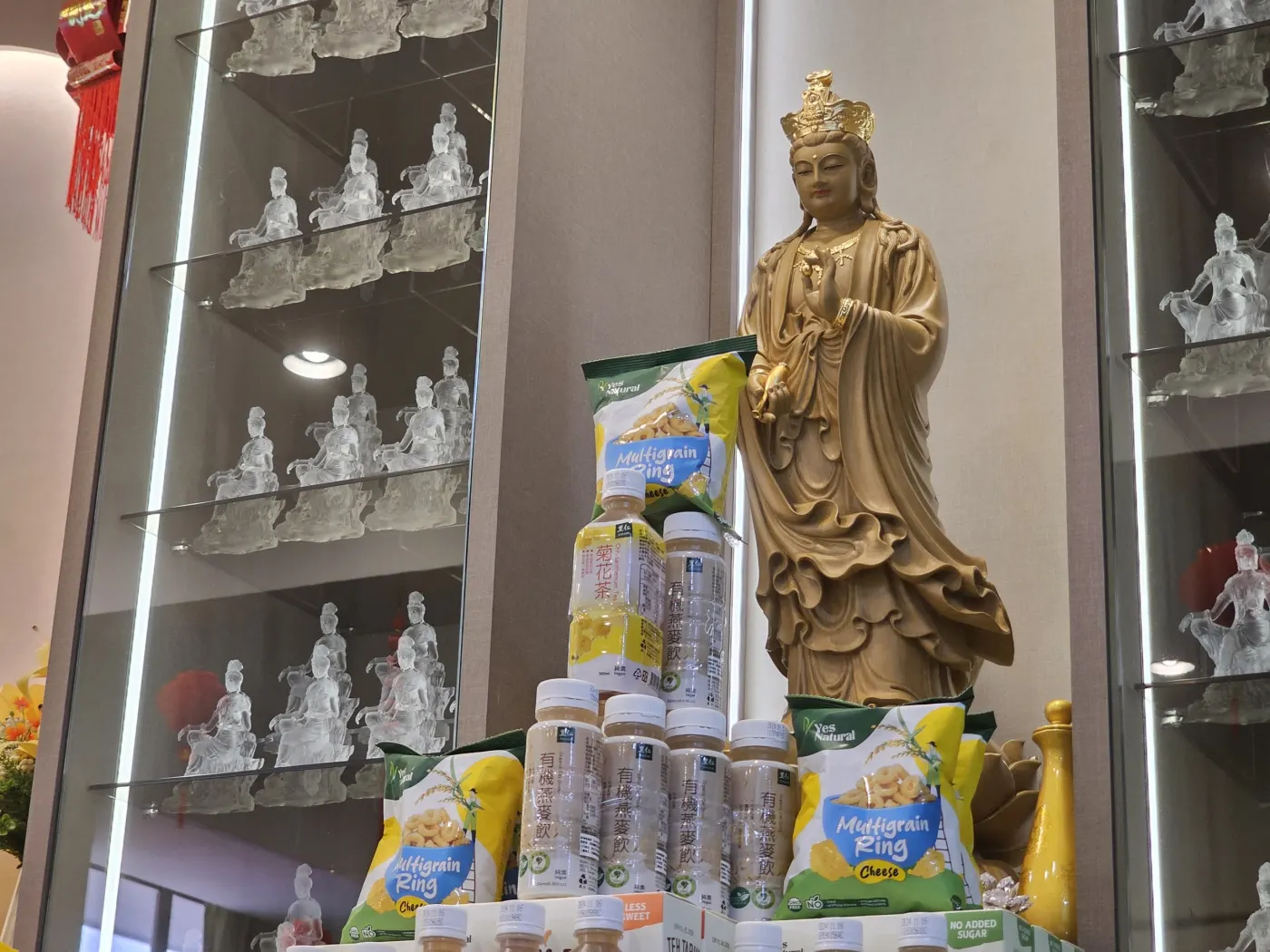 观音菩萨圣像前供满信众随喜供养的素食供品