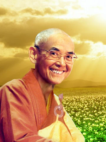 日常老和尚法照，老和尚身着僧衣含笑而坐